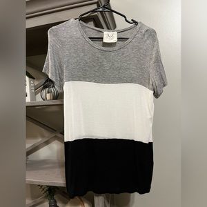 Fantastic Fawn black white gray color block tee size small